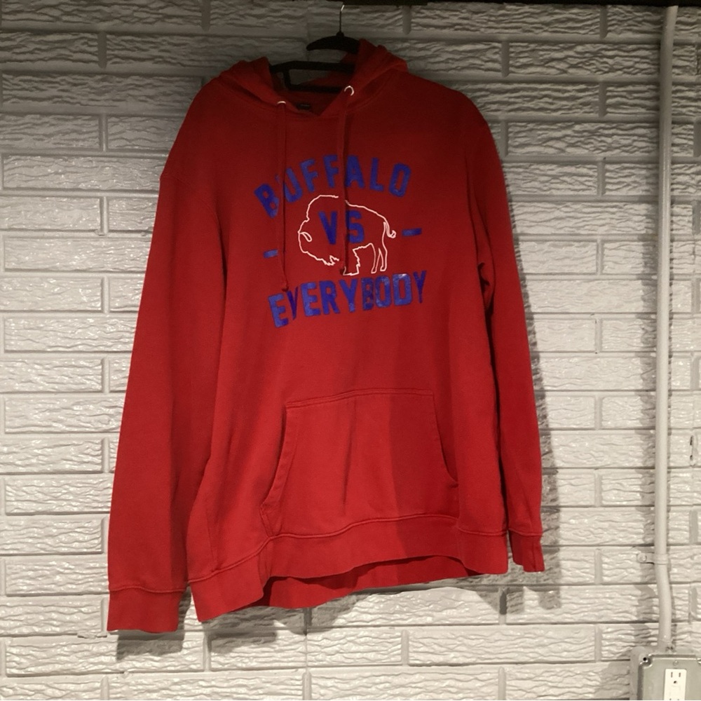 Buffalo vs Everybody District Red Football Graphic Hoodie Men’s 2XL